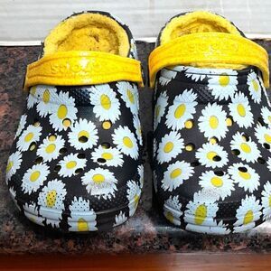 Girls Crocs Daisy Clogs..Size 6